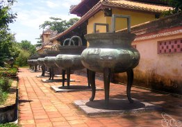 Neuf urnes dynastiques à Hue